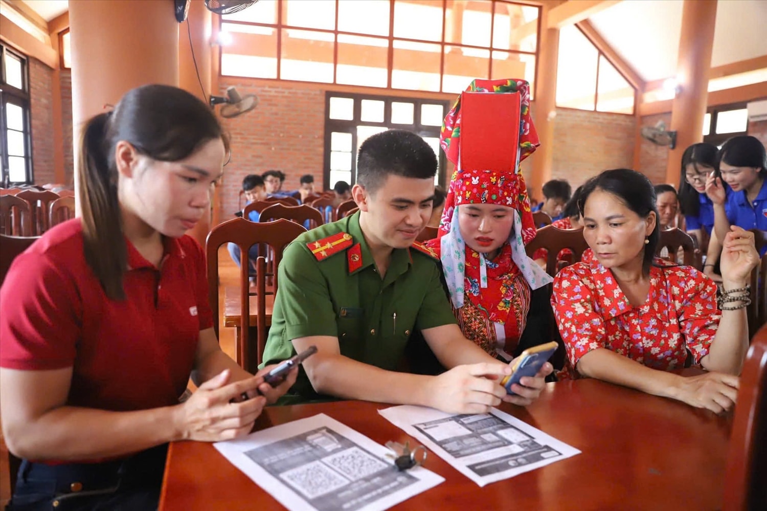 Lực lượng chức năng hỗ trợ  hướng dẫn đồng bào xã vùng cao Lục Hồn ứng dụng công nghệ số