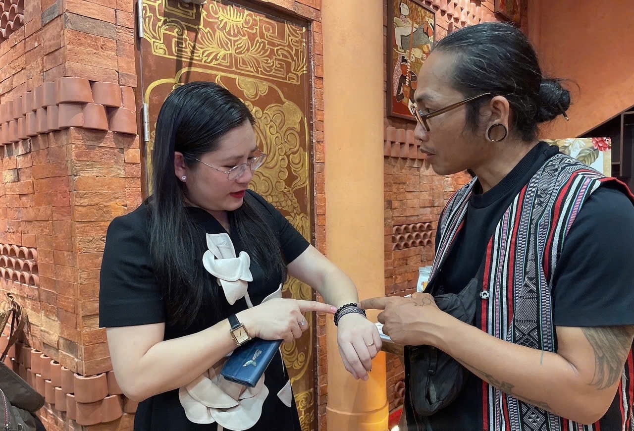 Du khách tìm hiểu đồ trang sức đồng bào Hrê.