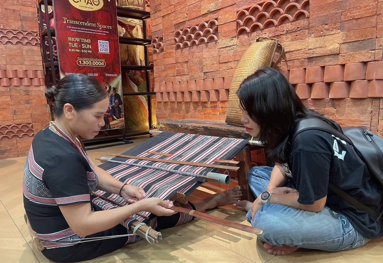 Du khách tìm hiểu nghề dệt thổ cẩm Hrê, Quảng Ngãi 