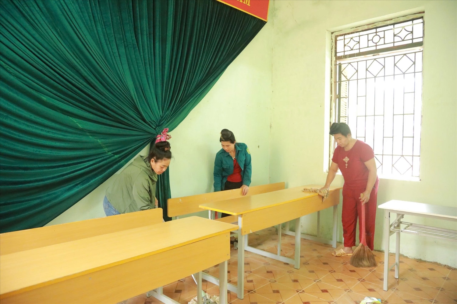 Chính quyền địa phương, giáo viên dọn dẹp, sắp xếp bàn ghế tại nhà văn hóa bản, chuẩn bị cơ sở vật chất cho học sinh trước thềm năm học mới Chính quyền địa phương, giáo viên dọn dẹp, sắp xếp bàn ghế tại nhà văn hóa bản, chuẩn bị cơ sở vật chất cho học sinh trước thềm năm học mới