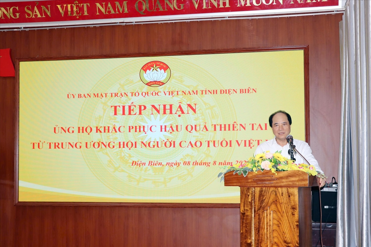 Ông Trương Xuân Cừ - Phó chủ tịch Trung ương Hội NCT Việt Nam phát biểu trong buổi trao quà tại Điện Biên