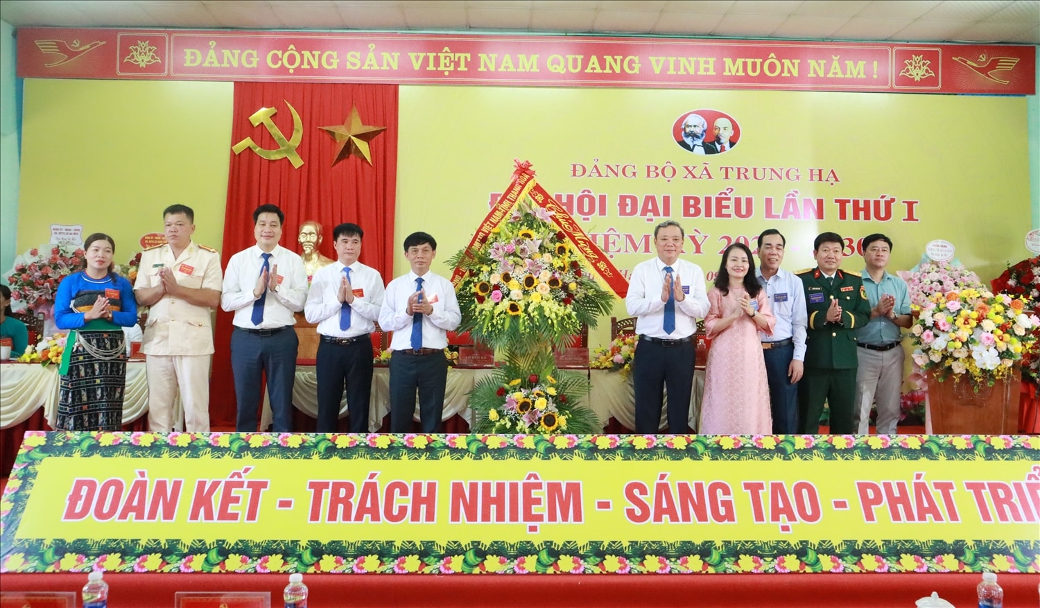 Lãnh đạo tỉnh tặng hoa chúc mừng Đại hội đại biểu Đảng bộ xã lần thứ I, nhiệm kỳ 2025 – 2030 (Ảnh Quỳnh Trâm)