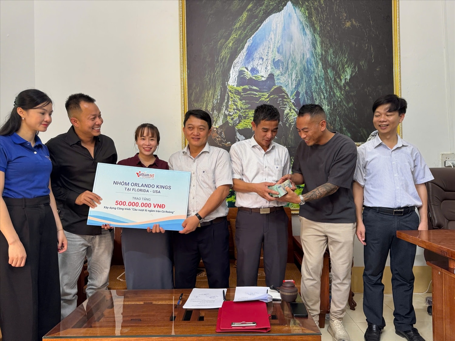Bà Phạm Thị Thanh Huyền - Phó trưởng Ban Điện tử, Bí thư Đoàn thanh niên Báo Vietnamnet (Ngoài cùng bên trái) cùng nhà tài trợ  trao bảng tài trợ và tiền mặt cho đại diện UBND xã Thượng Trạch (Ảnh: Phạm Tiến)