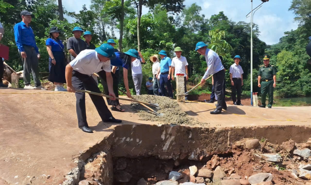 Ông Nguyễn Minh Đức, Phó Chánh Văn phòng Tỉnh ủy Quảng Trị   (ngoài cùng bên phải) cùng đại diện nhà tài trợ, đại diện chính quyền địa phương động thổ xây cầu vượt lũ (Ảnh: Phạm Tiến)