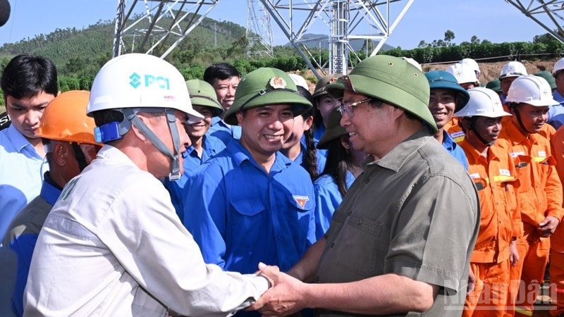  Thủ tướng Phạm Minh Chính tới thăm, động viên các đơn vị đang thi công Đường dây 500kV Lào Cai-Vĩnh Yên tại vị trí cột VT404 trên địa bàn xã Thái Hòa, tỉnh Phú Thọ. (Ảnh: TRẦN HẢI)