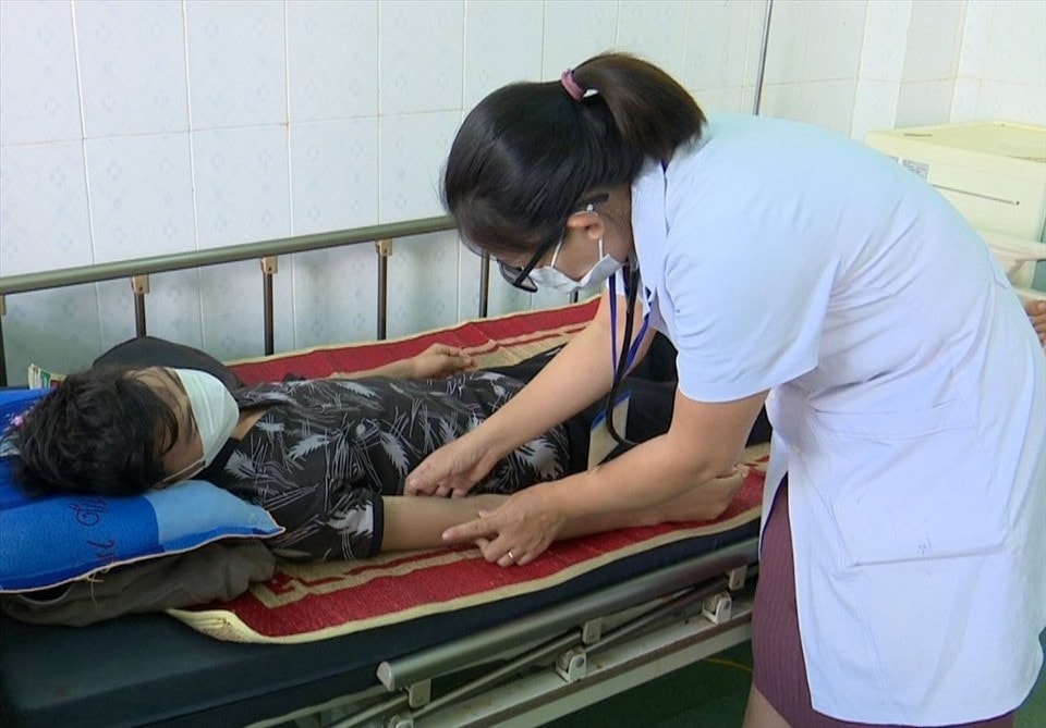 Khoa Truyền nhiễm, Bệnh viện đa khoa vùng Tây Nguyên đang trị cho nhiều bệnh nhân sốt xuất huyết (ảnh: Lê Hường) Khoa Truyền nhiễm, Bệnh viện đa khoa vùng Tây Nguyên đang trị cho nhiều bệnh nhân sốt xuất huyết (ảnh: Lê Hường)