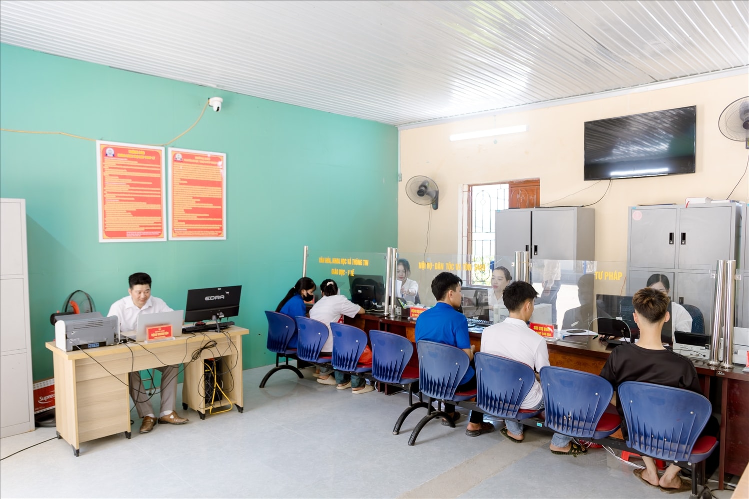 Hơn một tháng vận hành, Trung tâm đã tiếp nhận và xử lý trên 400 hồ sơ thuộc nhiều lĩnh vực như hộ tịch, chứng thực, chính sách xã hội- Ảnh Vũ Mừng