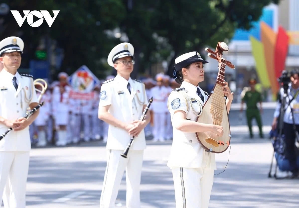 Đoàn nhạc Cảnh sát Bắc Kinh, Bộ Công an nước Cộng hoà Nhân dân Trung Hoa biểu diễn với các nhạc cụ truyền thống. Ảnh:VOV