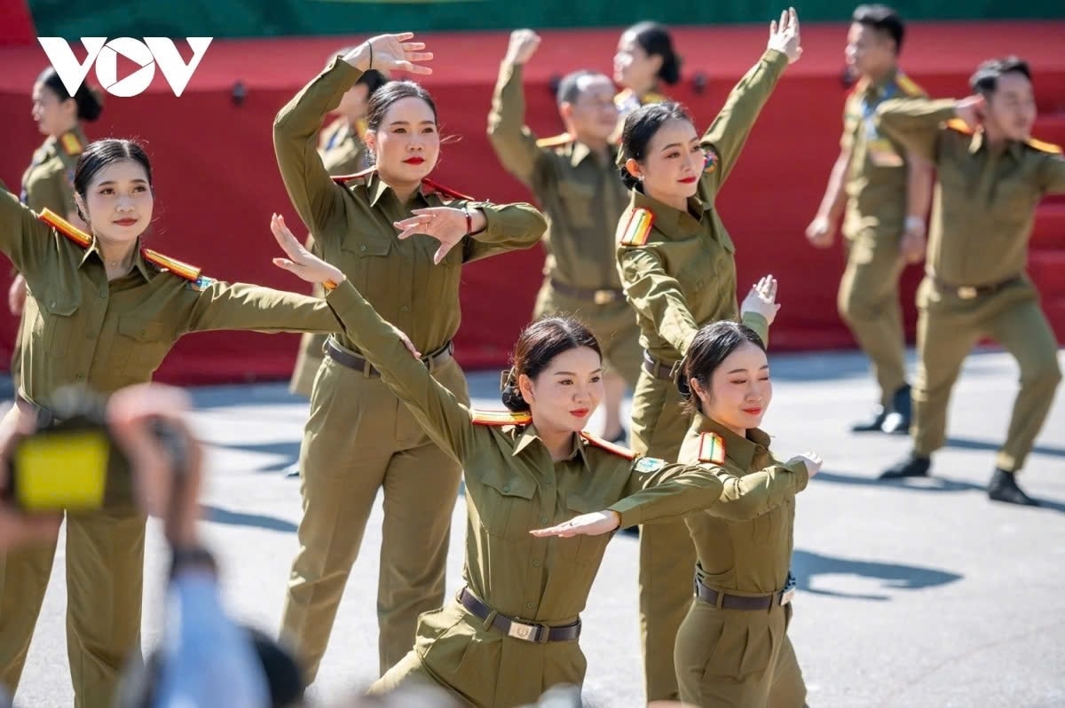 Những nữ cảnh sát Lào duyên dáng trong một màn đồng diễn. Ảnh:VOV