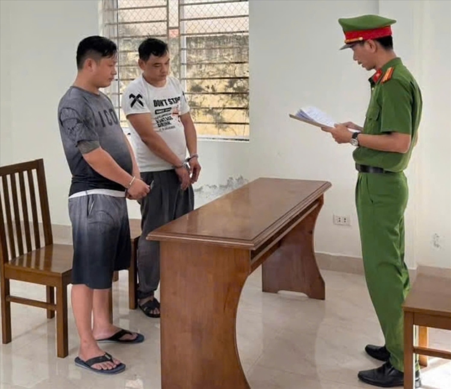 Tuấn và Tuyến bị khởi tố về tội cướp tài sản. (Ảnh Công an Đà Nẵng).