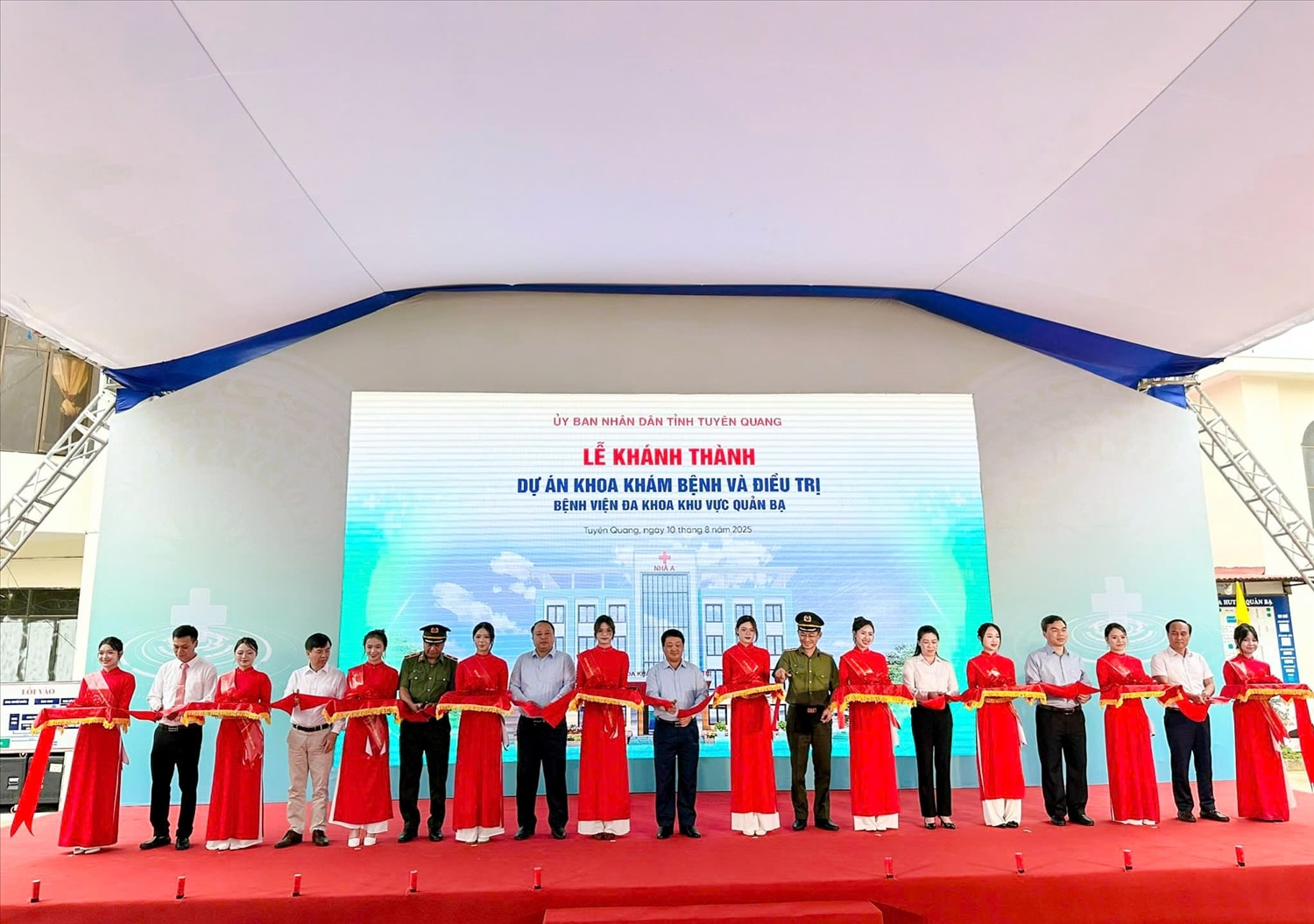 Lãnh đạo tỉnh Tuyên Quang và lãnh đạo Bộ Công an cắt băng khánh thành công trình. Ảnh: Vũ Mừng