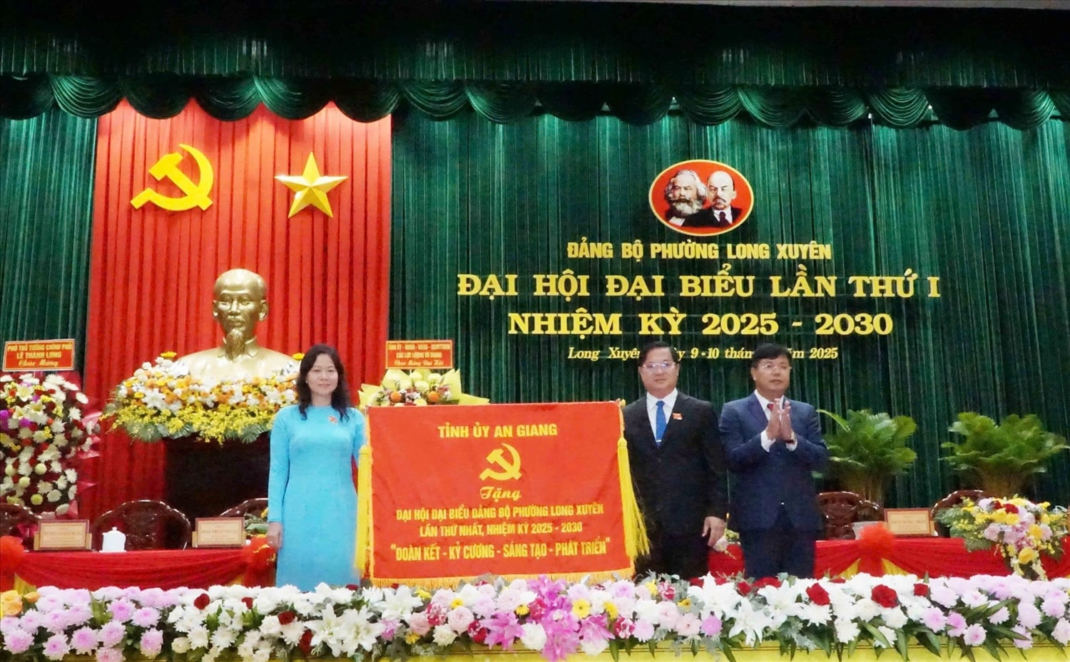 Bí thư Tỉnh uỷ An Giang tặng bức bức trướng đến Đại hội ( Ảnh: Như Tâm) 