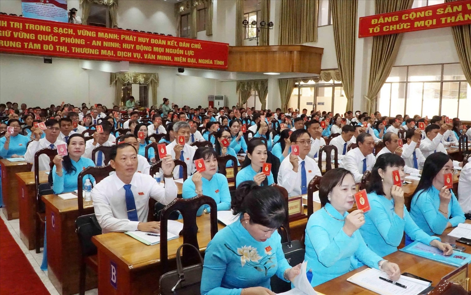 Các đại biểu, biểu quyết thông qua các chỉ tiêu nhiệm kỳ mới  Phường Long Xuyên , tỉnh An Giang ( Ảnh: Như Tâm)