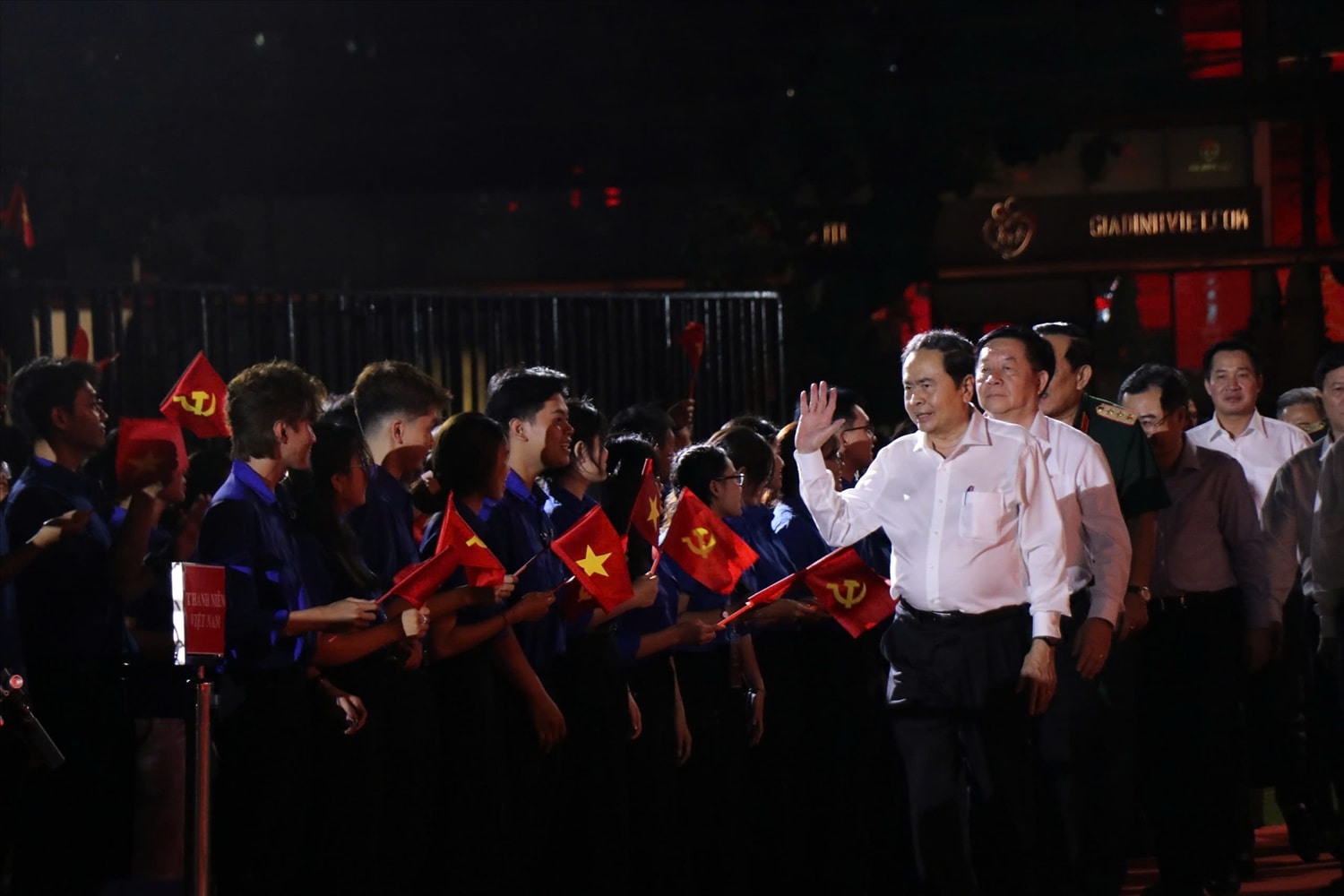Chủ tịch Quốc hội Trần Thanh Mẫn, Trưởng Ban Tuyên giáo và Dân vận Trung ương Nguyễn Trọng Nghĩa tham dự chương trình cầu truyền hình Dưới cờ vinh quang tại điểm cầu TP. Hồ Chí Minh. (Ảnh: Phạm Liễu)