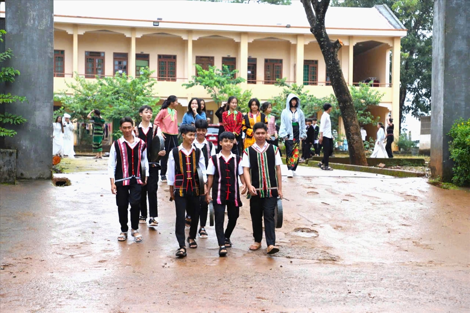 Các trường PTDTNT và PTDT bán trú trên địa bàn tỉnh Đắk Nông cũ (nay là tỉnh Lâm Đồng) được  chú trọng đầu tư