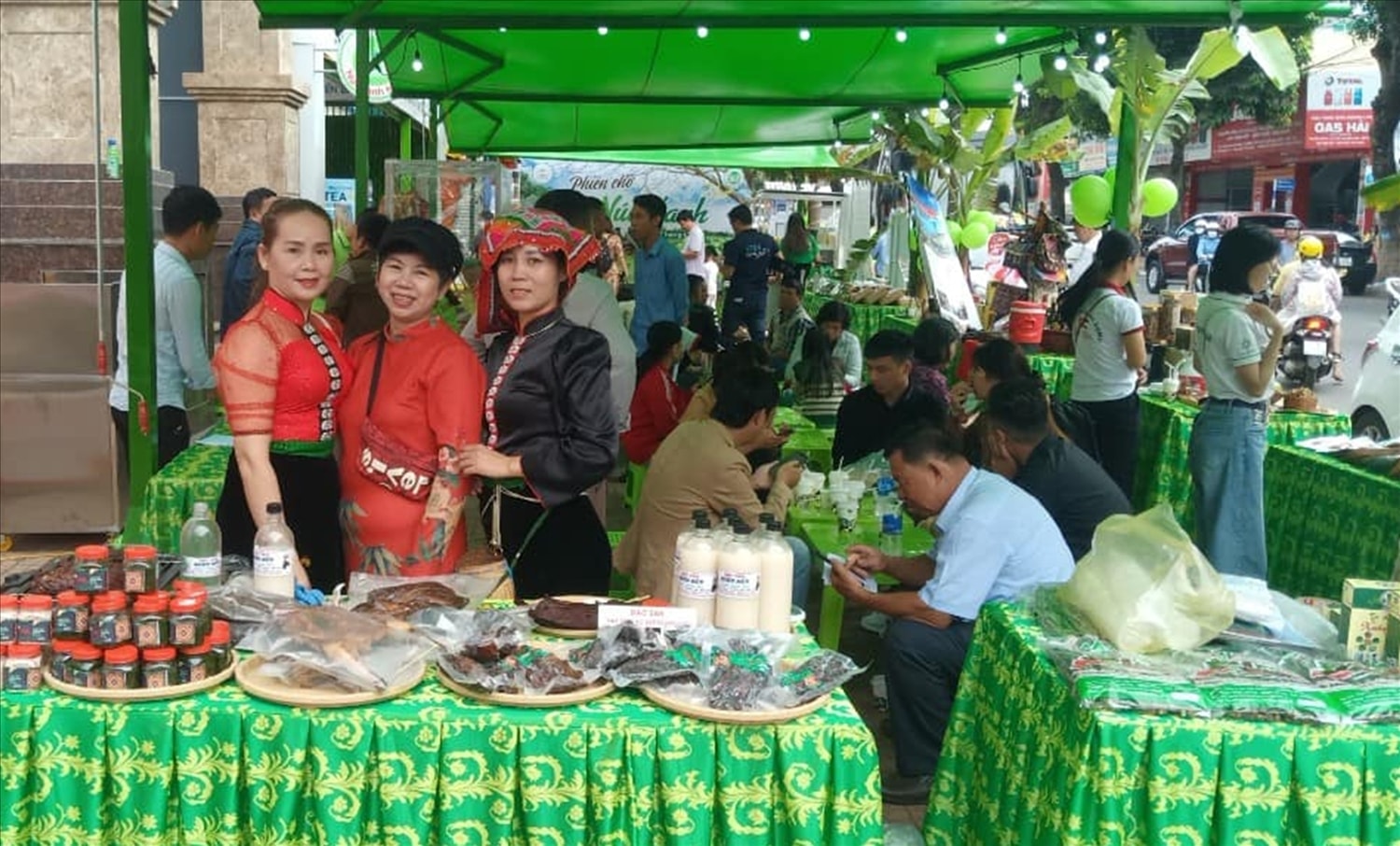 Các món ăn truyền thống dân tộc Thái thường xuyên được bày bán trong các hội chợ, sự kiện thương mại và luôn thu hút nhiều thực khách (ảnh: CTV)