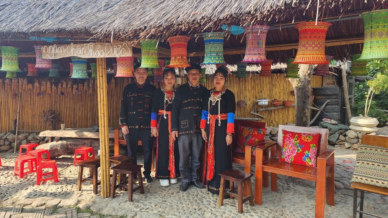 Không gian ngâm chân thảo dược là một trong những điểm thu hút du khách khi đến với mô hình du lịch cộng đồng (Ảnh: Mỹ Dung)