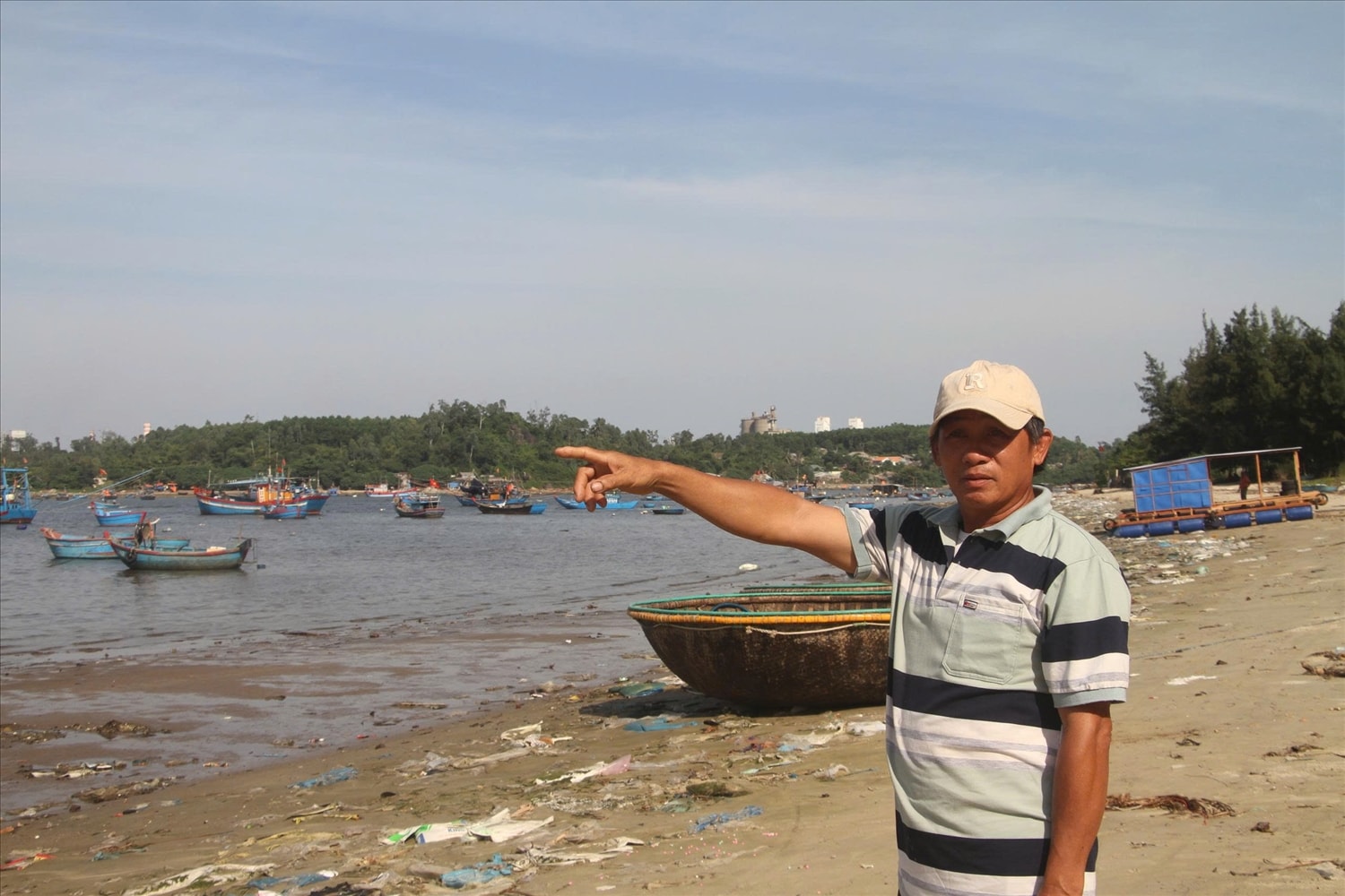 Ngư dân Trần Văn Quang phải cho tàu nằm bờ vì sợ mắc cạn. (Ảnh Huy Trường).