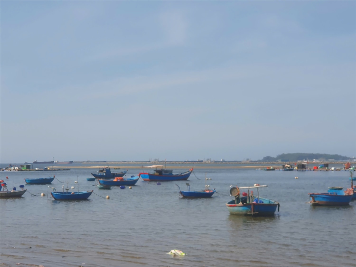 Nhiều ghe, tàu không thể ra khơi do cửa biển bị bồi lấp. (Ảnh Huy Trường).
