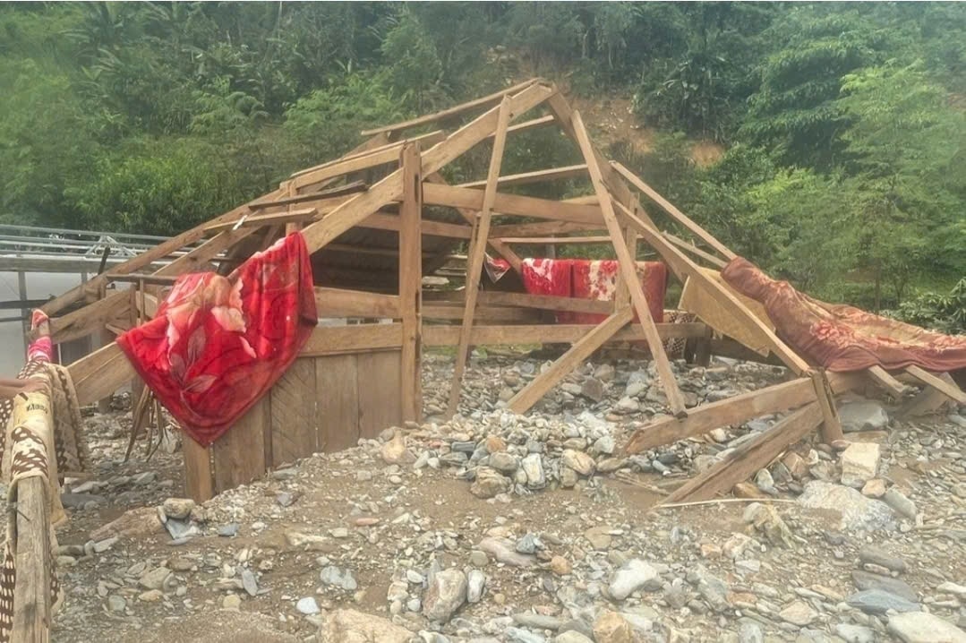 Một nếp nhà còn sót lại sau mưa lũ ở xã Nhôn Mai (Nghệ An)