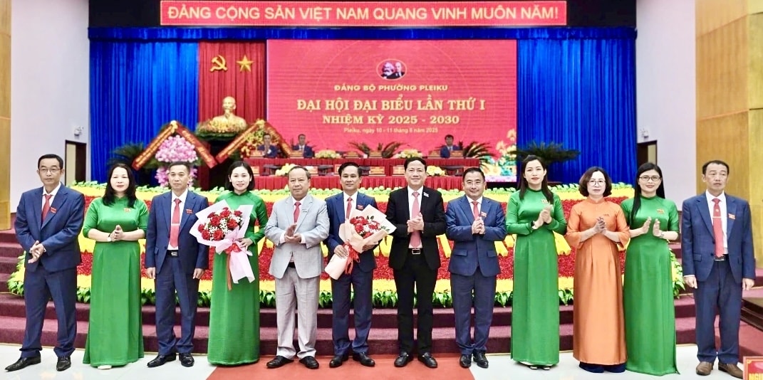 Trưởng ban Tuyên giáo và Dân vận Trung ương Nguyễn Trọng Nghĩa tặng hoa, chúc mừng Ban Chấp hành Đảng bộ phường Pleiku nhiệm kỳ 2025 - 2030