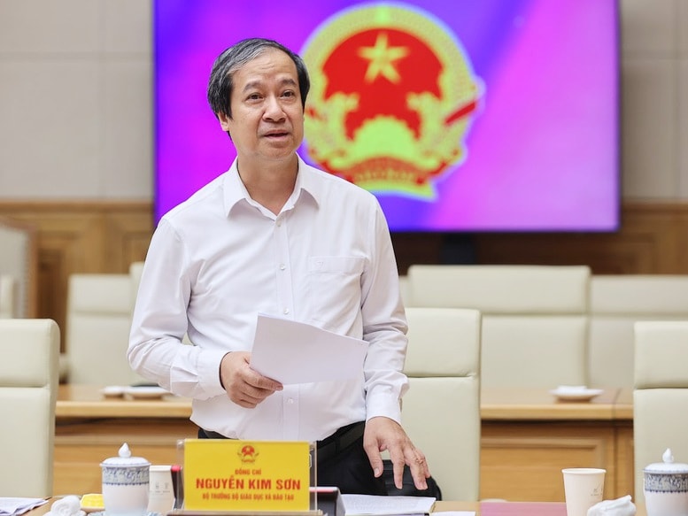 Bộ trưởng Bộ Giáo dục và Đào tạo Nguyễn Kim Sơn trình bày Nghị quyết về giáo dục đào tạo trình Bộ Chính trị - Ảnh: VGP/Nhật Bắc Bộ trưởng Bộ Giáo dục và Đào tạo Nguyễn Kim Sơn trình bày Nghị quyết về giáo dục đào tạo trình Bộ Chính trị - Ảnh: VGP/Nhật Bắc