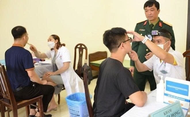 Khám sức khoẻ nghĩa vụ quân sự với các thanh niên trong độ tuổi nhập ngũ. Ảnh: Bộ Quốc phòng