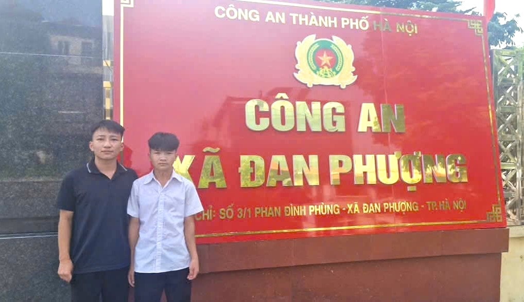 Em Tr.A.P.  (áo trắng ) tại trụ sở Công an  xã Đan Phượng, TP. Hà Nội -  Ảnh PV