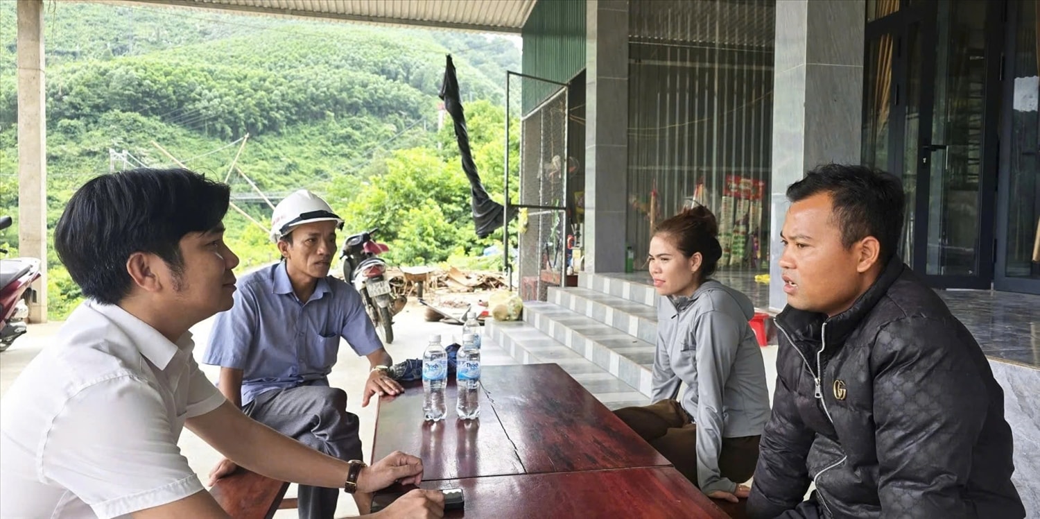 Vợ chồng chị Hồ Thị Thức ở bản Cây Sú chia sẻ về kết quả lao động và làm việc tại nước ngoài (Ảnh: P.P)