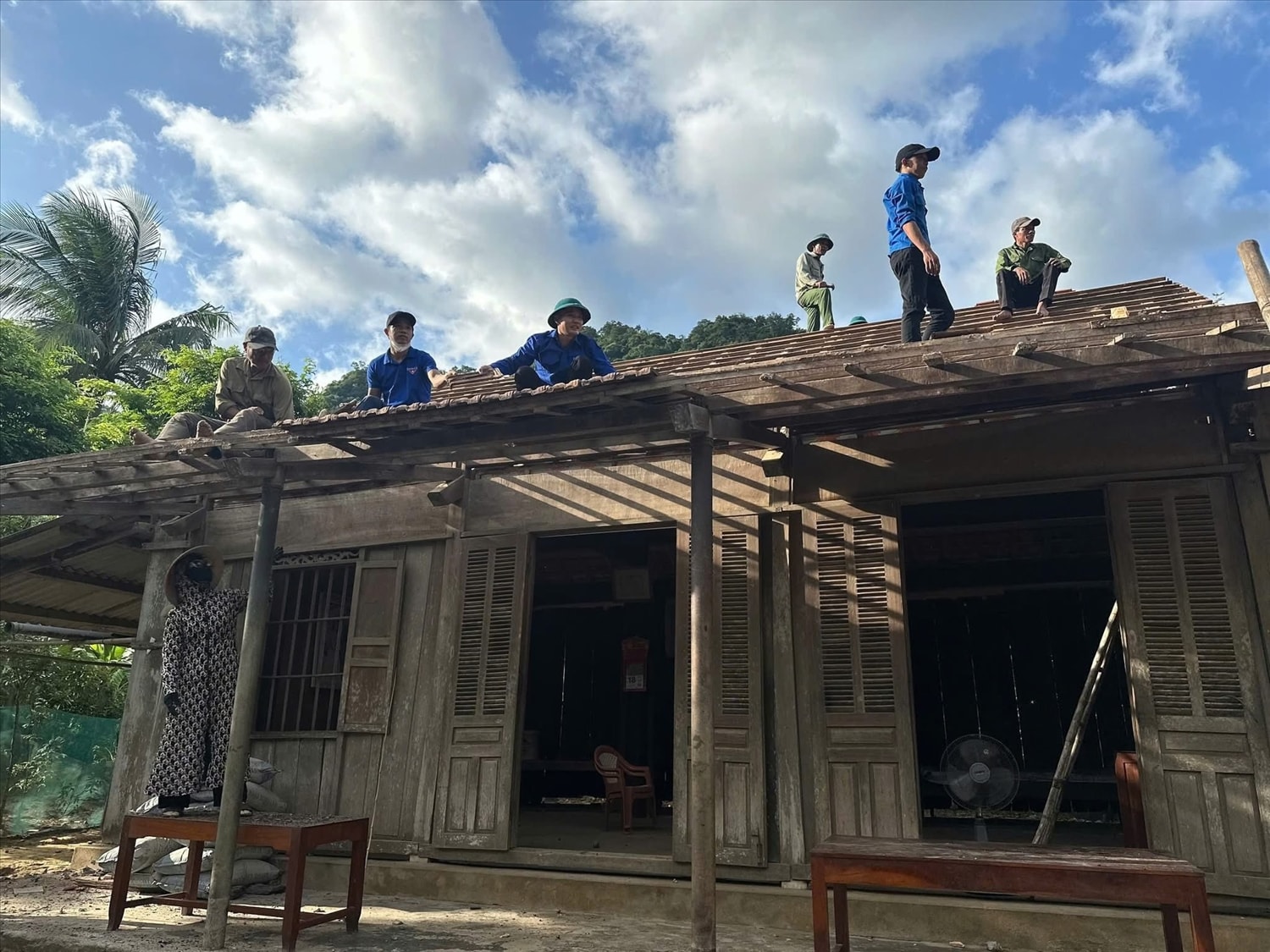 Nguồn thu từ đi xuất khẩu lao động theo diện hợp đồng lao động đã giúp nhiều hộ gia đình Bru Vân Kiều sửa chữa, xây dựng được nhà kiên cố (Ảnh: Phạm Tiến)