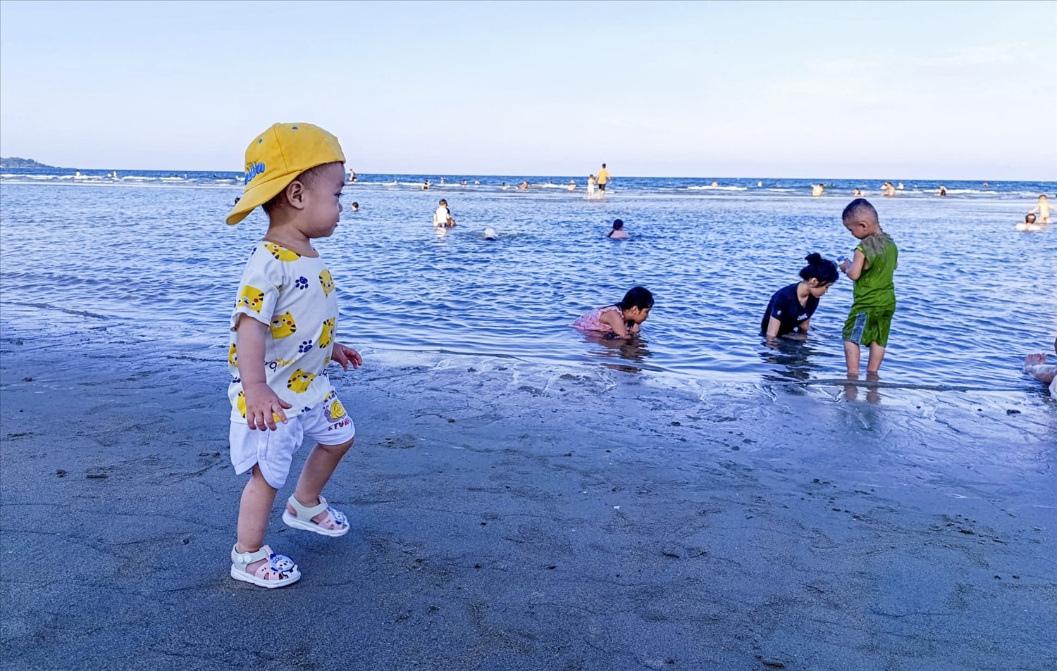 Bãi tắm có mực nước vừa phải nên rất an toàn cho trẻ em thoả thích vui đùa Bãi tắm có mực nước vừa phải nên rất an toàn cho trẻ em thoả thích vui đùa