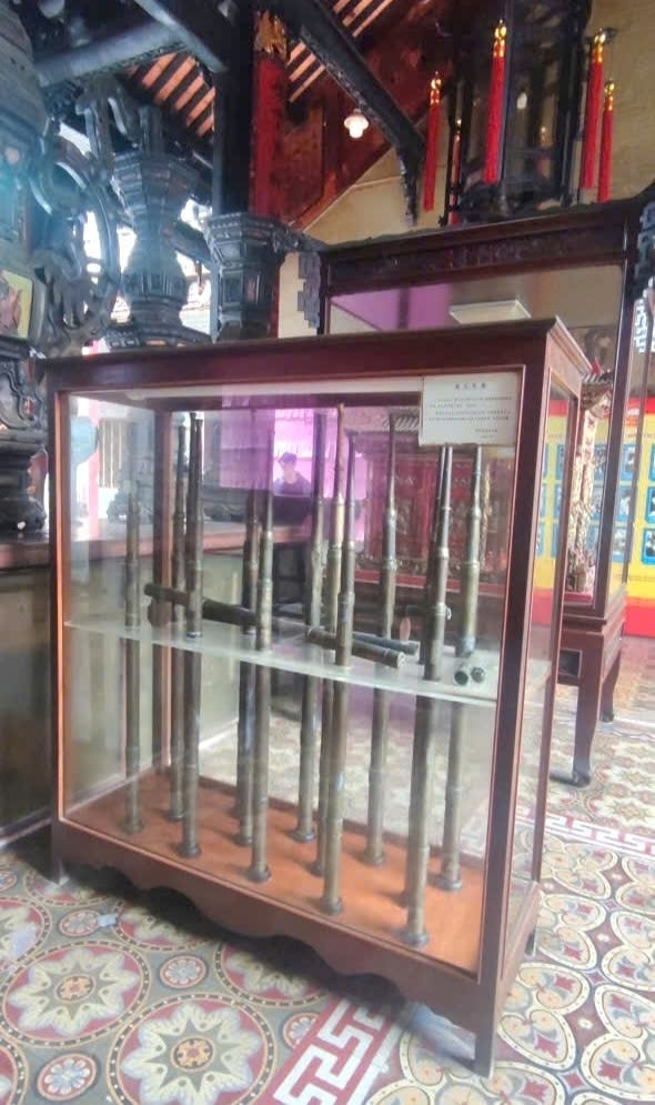 Súng chữa cháy có hình ống trụ, đường kính từ 100 -120 mm, dài trên 1 mét, hoạt động như ống bơm xe đạp. Hút nước từ vòi và xịt nước cũng từ vòi. Vòi nước từ súng bắng ra có thể xa đến 4 hoặc 5 mét - Ảnh Duy Chí
