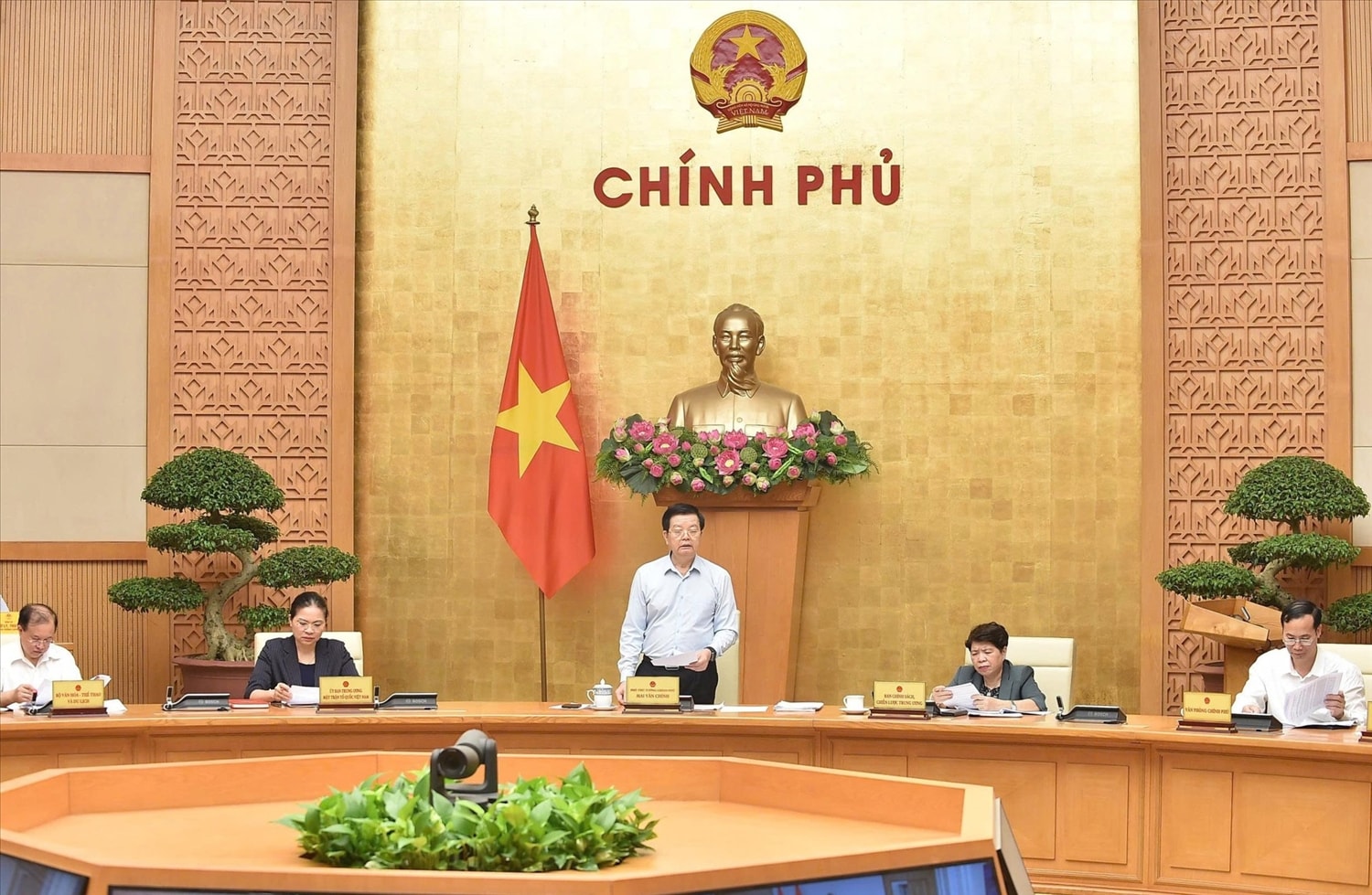 Phó Thủ tướng yêu cầu tất cả các bộ, ngành, địa phương, doanh nghiệp đều phải tham gia với tinh thần trách nhiệm cao nhất để xứng tầm kỷ niệm 80 năm xây dựng và bảo vệ đất nước, bảo đảm tính bao trùm, toàn diện, tổng thể, khách quan, hiệu quả và tiết kiệm - Ảnh: VGP/Giang Thanh