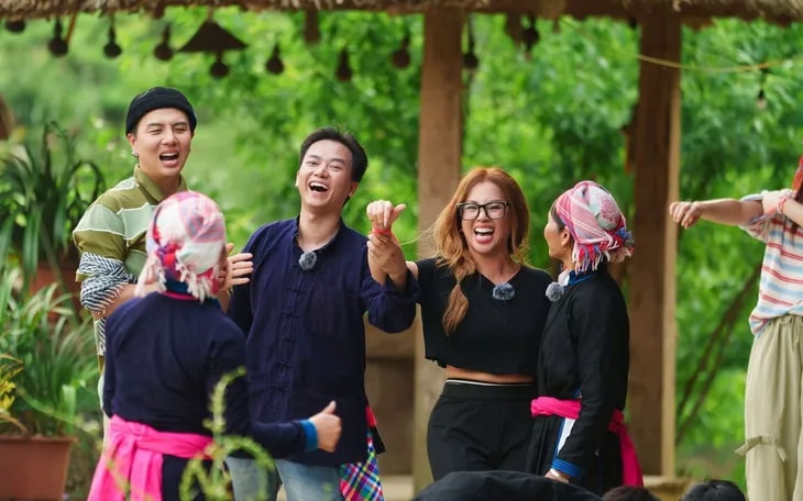 Tập 3 là những hoạt động trải nghiệm thú vị của các nghệ sĩ với văn hóa và người dân Bản Liền (Lào Cai). Ảnh VTV