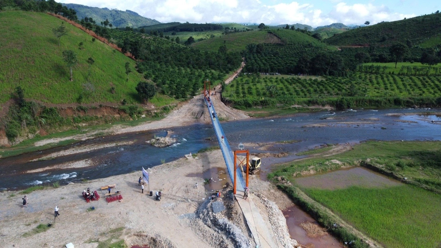 Cây cầu treo bắt qua suối Đăk Trót hoàn thành trong niềm vui mừng, phấn khởi của đồng bào Xơ Đăng thôn Đăk Tung, xã Đăk Pék. (Ảnh: Ngọc Chí)