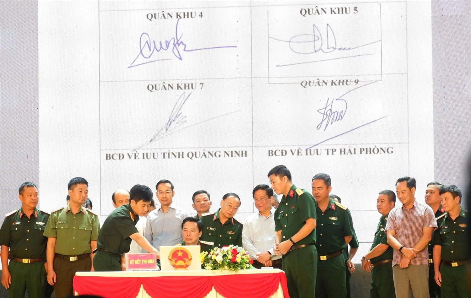 Các đại biểu thực hiện ký kết thi đua tại Lễ phát động đợt thi đua cao điểm chống khai thác IUU của Bộ Quốc Phòng  ( Ảnh:  Như Tâm)