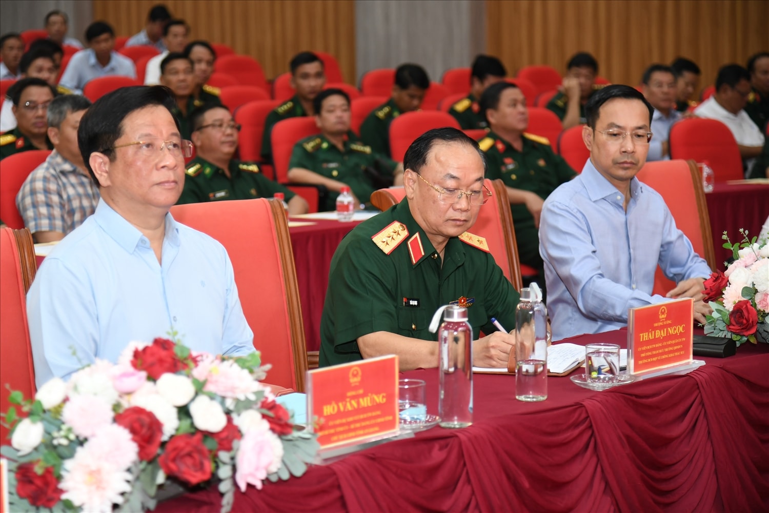 Các đại biểu tham dự Lễ phát động đợt thi đua cao điểm chống khai thác IUU của Bộ Quốc Phòng  ( Ảnh: Phương Vũ) 