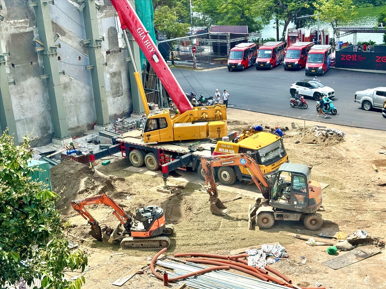 Theo kế hoạch dài hạn, thành phố sẽ tiếp tục nghiên cứu phương án xây dựng 3 tầng hầm dưới Quảng trường Đông Kinh Nghĩa Thục. Trong đó, tầng hầm 2 và 3 dự kiến sẽ được sử dụng làm bãi đỗ xe, có lối ra vào từ phía phố Cầu Gỗ, giải quyết bài toán giao thông tĩnh cho khu vực. (Ảnh: Tuấn Ninh)