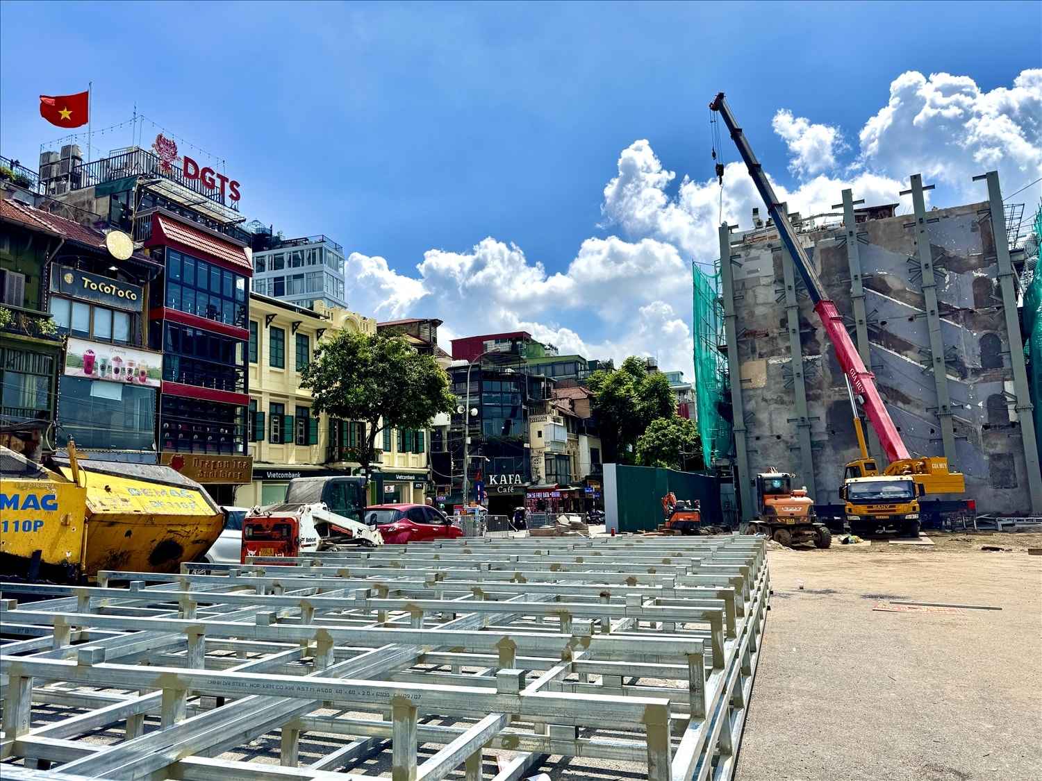 Với việc phá dỡ thành công tòa nhà Hàm cá mập, không gian Quảng trường Đông Kinh Nghĩa Thục đã được mở rộng lên tổng diện tích gần 1,4 ha. Toàn bộ dự án chỉnh trang dự kiến sẽ hoàn thành ngay trong tháng 8/2025. (Ảnh: Tuấn Ninh)