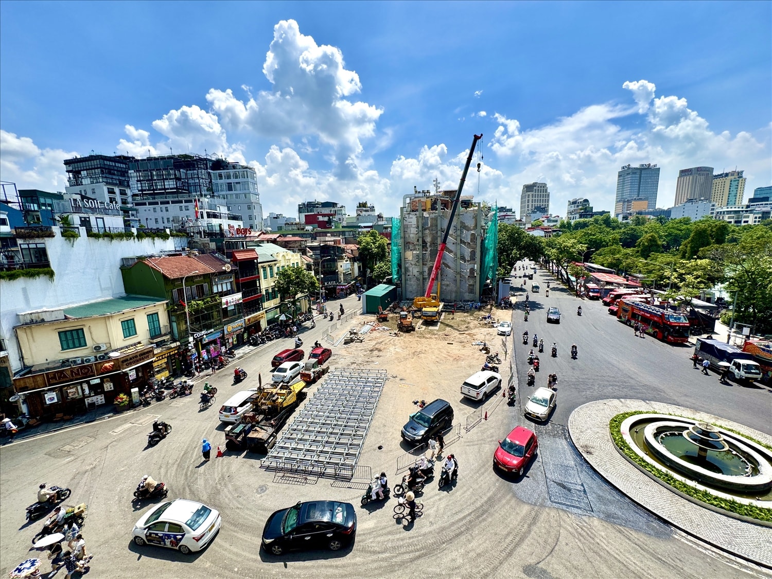Chỉ 1 tháng sau khi thi công, tòa nhà 6 tầng Hàm cá mập (số 1, 3, 5 Đinh Tiên Hoàng) cùng 2 trạm biến áp đã được tháo dỡ hoàn toàn. Hiện tại, các công nhân đang tất bật dọn dẹp phế liệu, sắt thép trên khu đất rộng hơn 300 m2, chính thức trả lại không gian thoáng đãng cho khu vực trung tâm. (Ảnh: Tuấn Ninh)