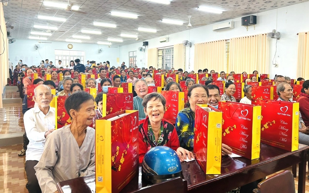 Mỗi dịp Lễ Tết, Quỹ Thiện Tâm luôn đều đặn trao hàng trăm nghìn suất quà tới các gia đình chính sách, những mảnh đời khó khăn