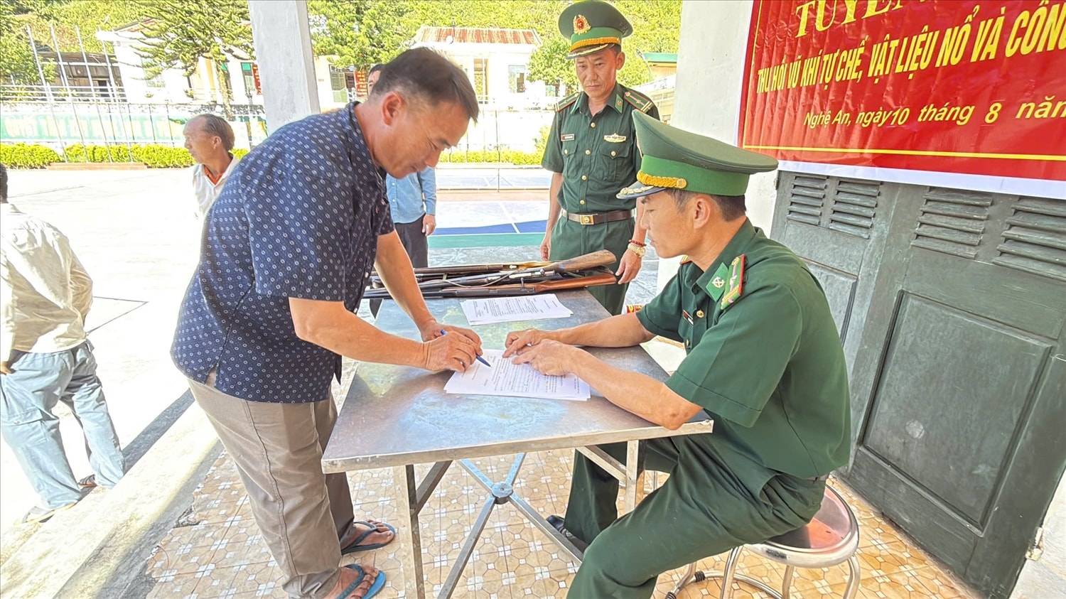 Người dân đến giao nộp vũ khí tại Đồn Biên phòng Na Ngoi, tỉnh Nghệ An