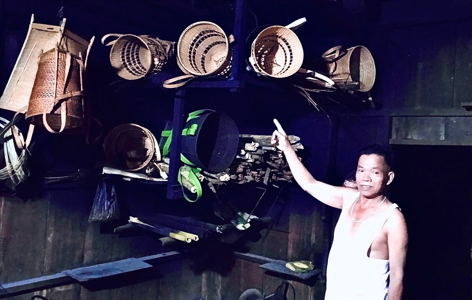 Ông Đa đang giới thiệu những sản phẩm đan lát truyền thống của người Cơ Tu do ông làm ra. Ảnh: Văn Sơn