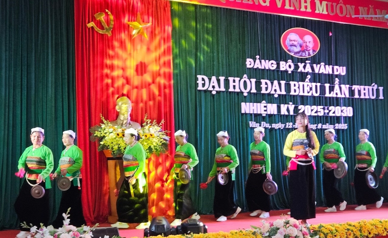 Văn nghệ chào mừng Đại hội (Ảnh:Quỳnh Trâm)