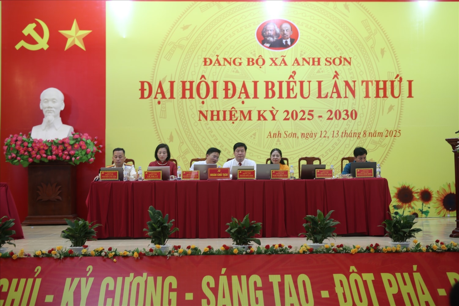 Đoàn Chủ tịch Đại hội