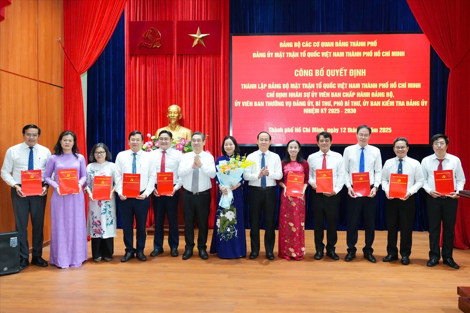 Ông Lưu Phước Lộc (thứ 6 từ trái sang) Phó bí thư Thành uỷ, Chủ tịch UBMTTQ Việt Nam TP.HCM và ông Nguyễn Khoa Hải (thứ 8 từ trái sang) Phó bí` thư Đảng uỷ các cơ quan Đảng TP.HCM trao quyết định và tặng hoa chúc mừng Ban Chấp hành Đảng bộ UB MTTQ Việt Nam TP. HCM