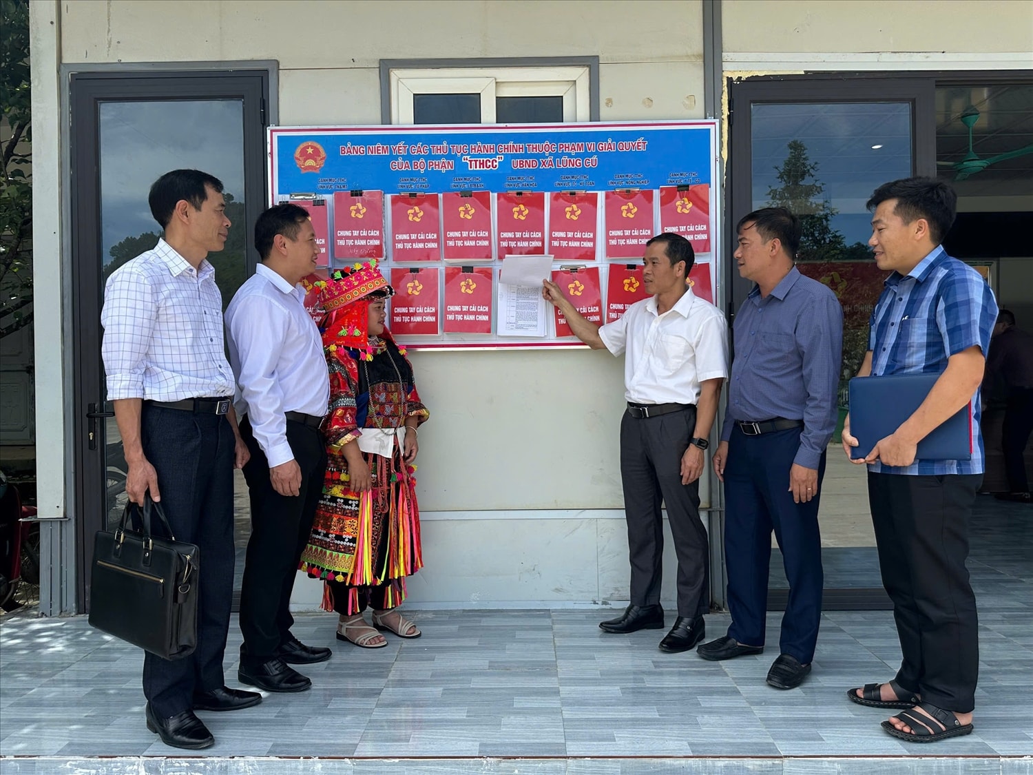 Các đồng chí lãnh đạo xã Lũng Cú kiểm tra tình hình hoạt động trong những ngày đầu vận hành mô hình chính quyền 2 cấp tại Trung tâm Hành chính công của xã.