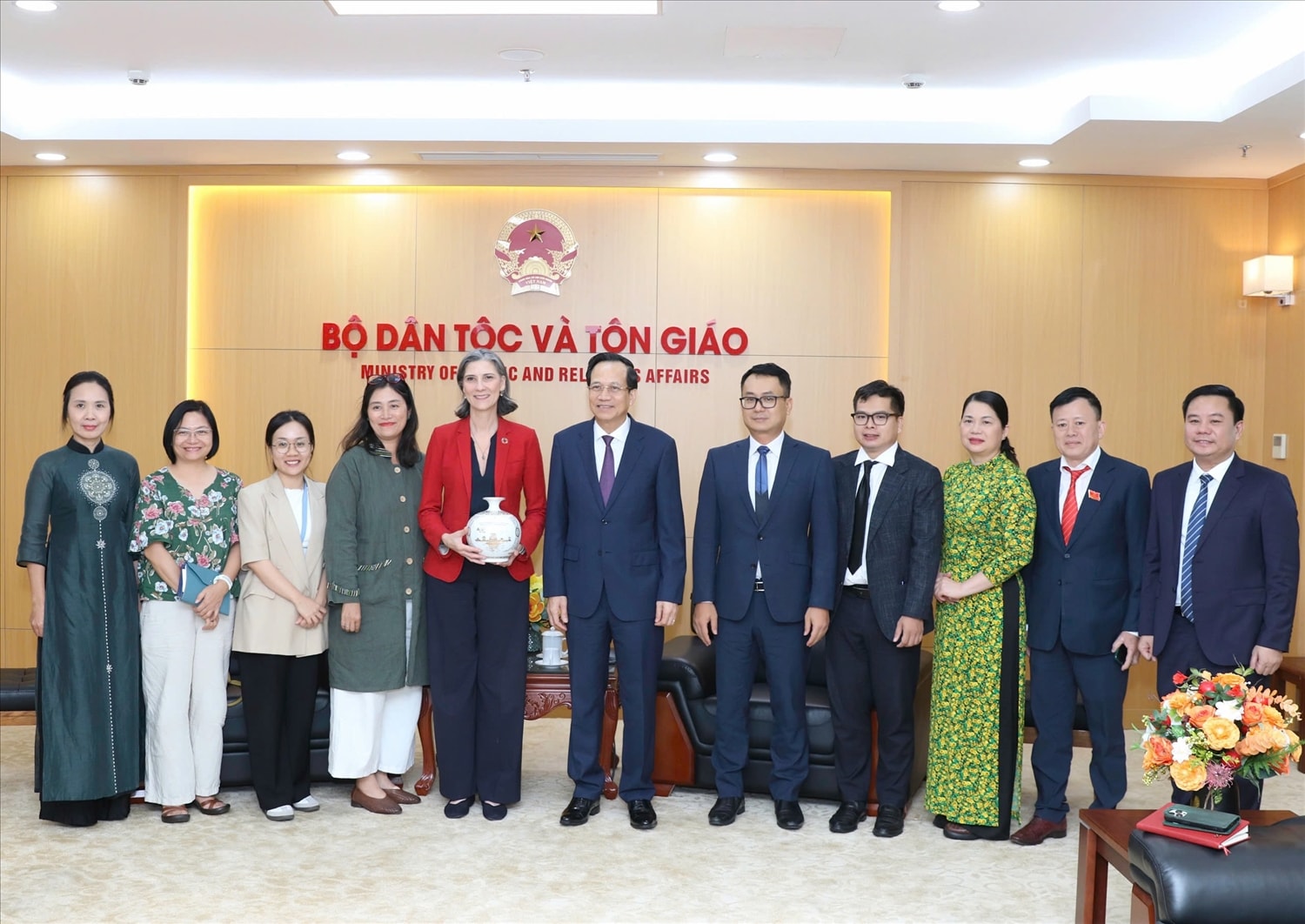 Bộ trưởng Bộ Dân tộc và Tôn giáo Đào Ngọc Dung tiếp xã giao bà Ramla Khalidi, Trưởng Đại diện Thường trú của UNDP tại Việt Nam (Ảnh. Tuấn Ninh)