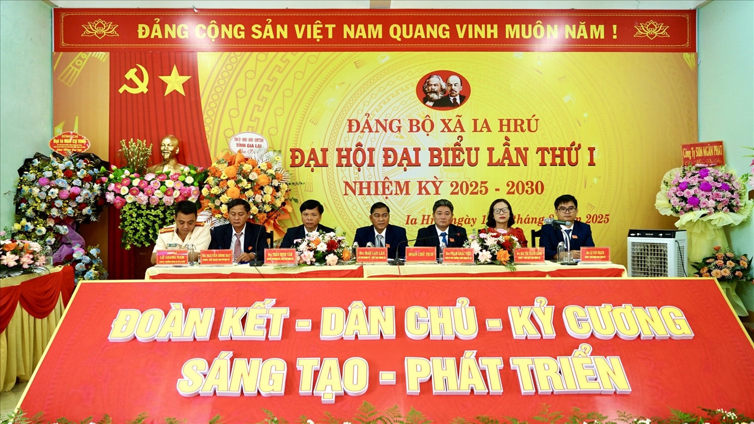 Đoàn Chủ tịch điều hành Đại hội 