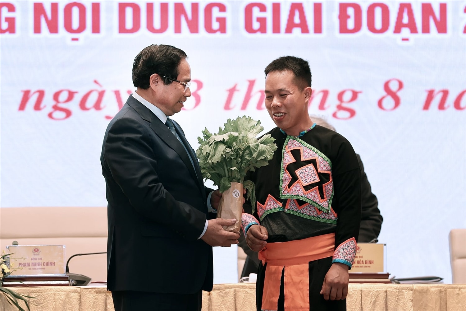 Đại biểu Vừ A Ly (xã Vân Hồ, tỉnh Sơn La) tặng Thủ tướng sản phẩm rau xanh do mình sản xuất